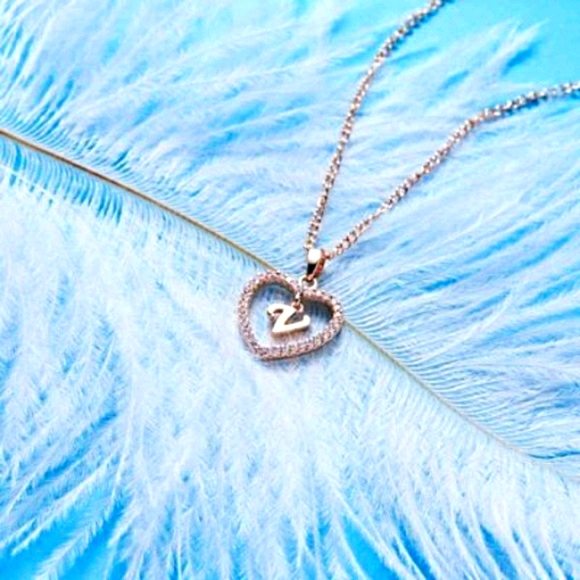 🔻Rose Gold🔻Letter V🔻Initial Necklace🔻 - Picture 2 of 3